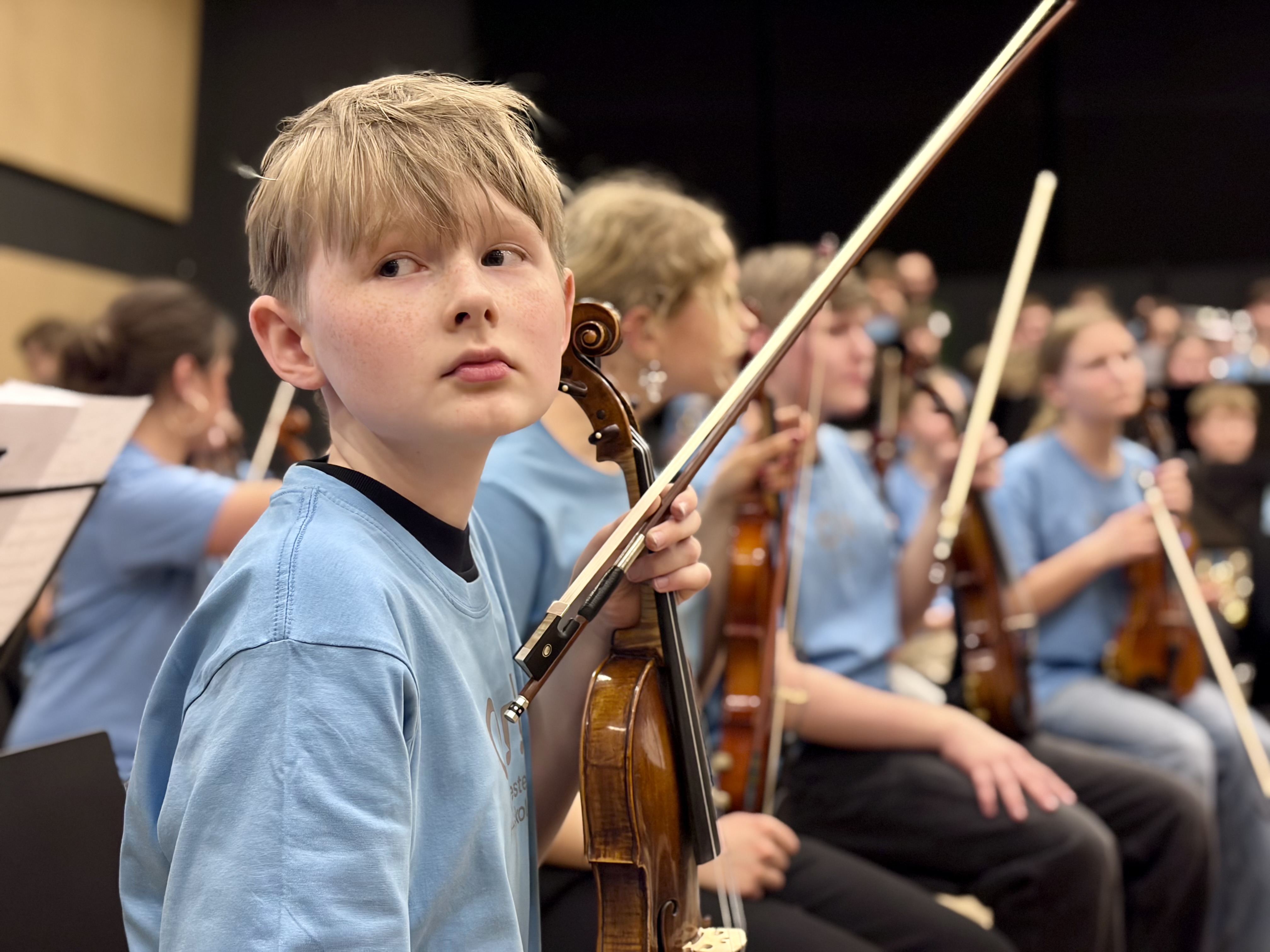 Sebastian Lützen med violin, uformelt portrætfoto