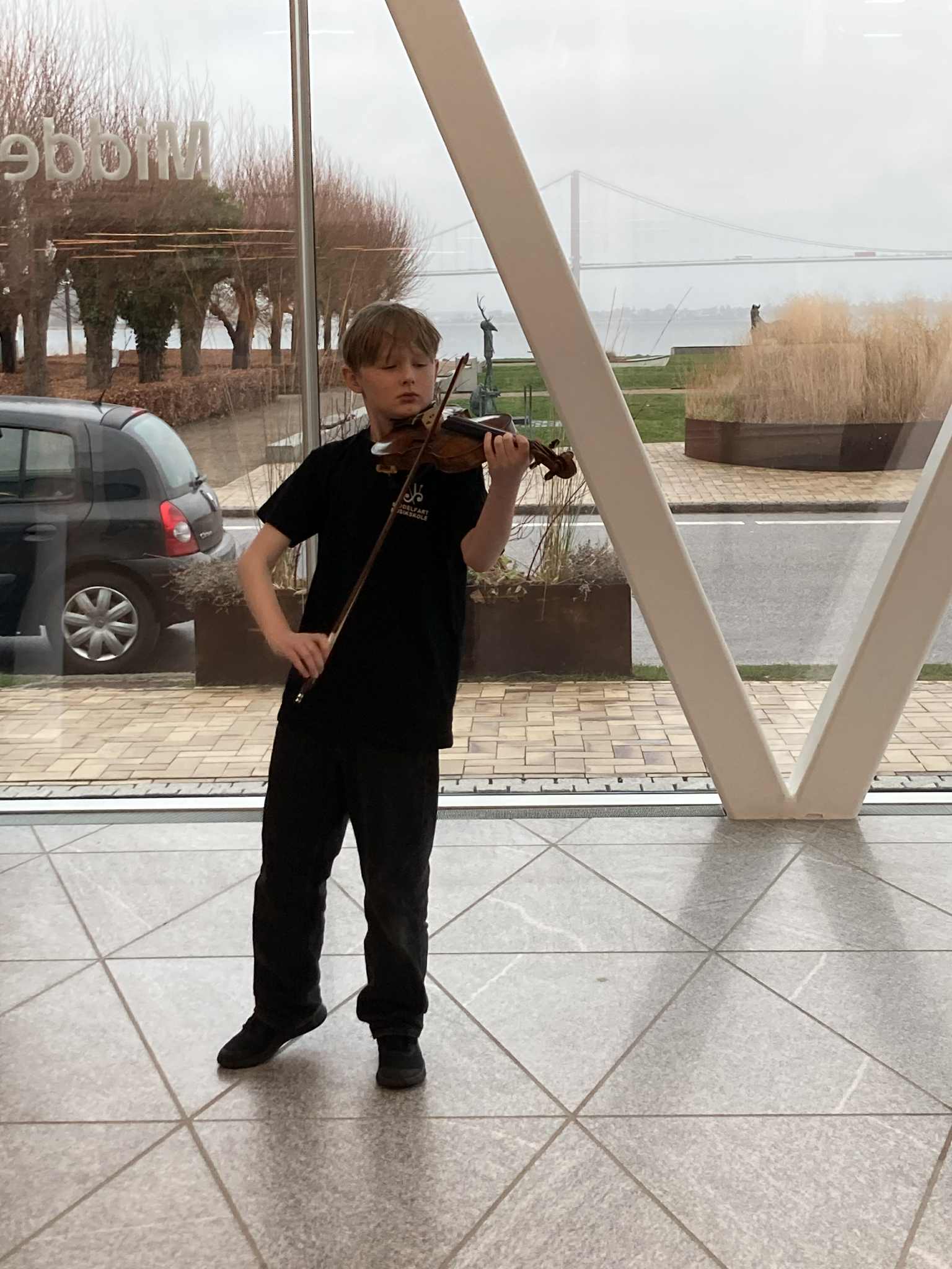 Sebastian Lützen spiller violin på scenen